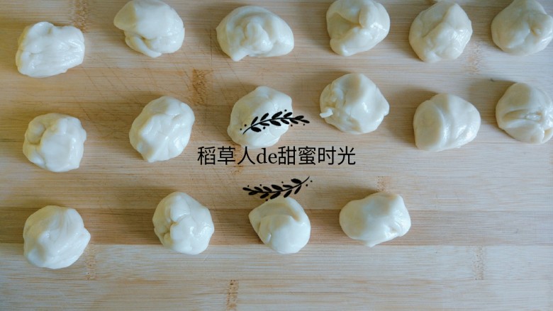 老北京牛舌饼,分好的面团记得用保鲜膜盖好,免得表皮干了。