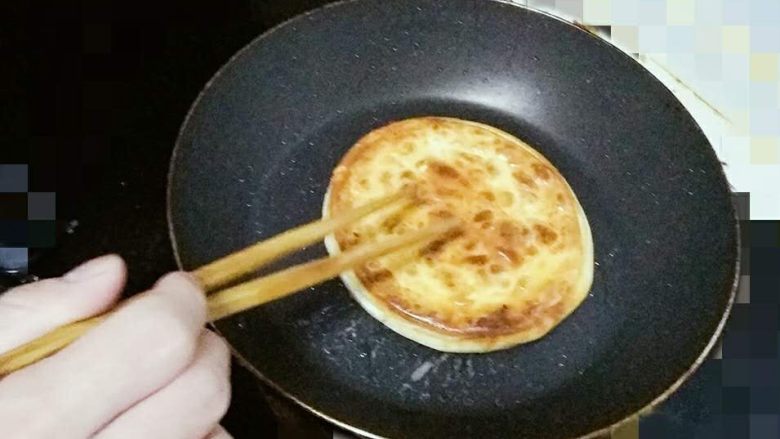 肉夹馍(家庭版),肉夹馍用煎锅煎至两面金黄。