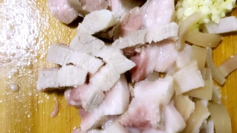 肉夹馍(家庭版),煮好的五花肉捞出切块。