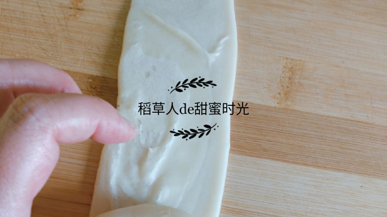 老北京牛舌饼,收口向下,擀成长片,由下向上卷起。