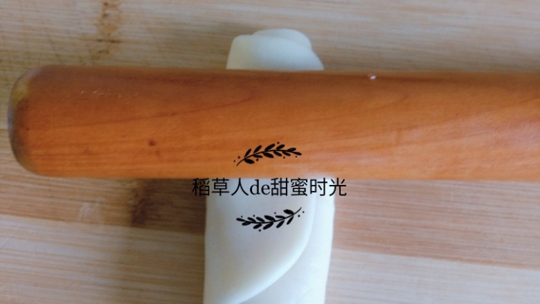 老北京牛舌饼,将面卷继续擀成长片,重复卷起。