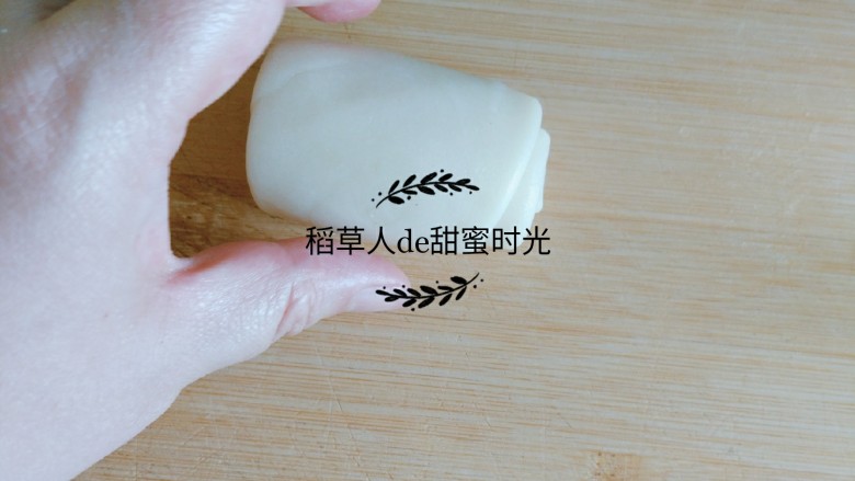 老北京牛舌饼,重复两三次后,将面卷卷好,两头向中间压。