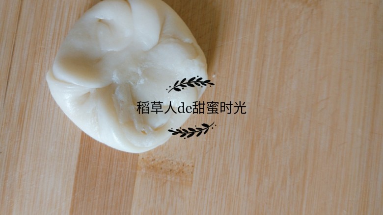 老北京牛舌饼,按成饺子皮型,擀成圆片。