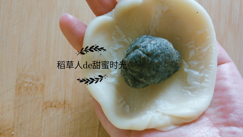 老北京牛舌饼,包入馅料,收口向下,揉圆。