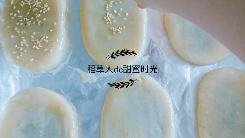 老北京牛舌饼,撒上白芝麻或者黑芝麻。