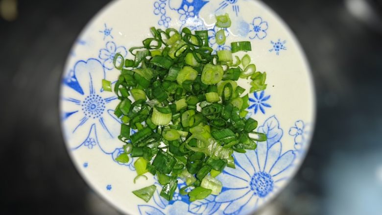 烤茄子,准备葱花,锅里烧热油,浇在葱花上备用