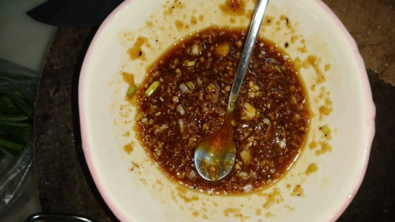 烤茄子,搅拌均匀,把茄子取出,将调料均匀涂抹在茄子肉上,继续烤10分钟