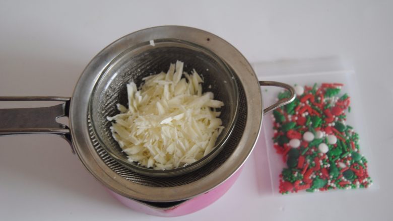 芒果雪糕, 白巧克力隔水融化,雪糕沾上白巧克力后,放入彩糖装饰即可