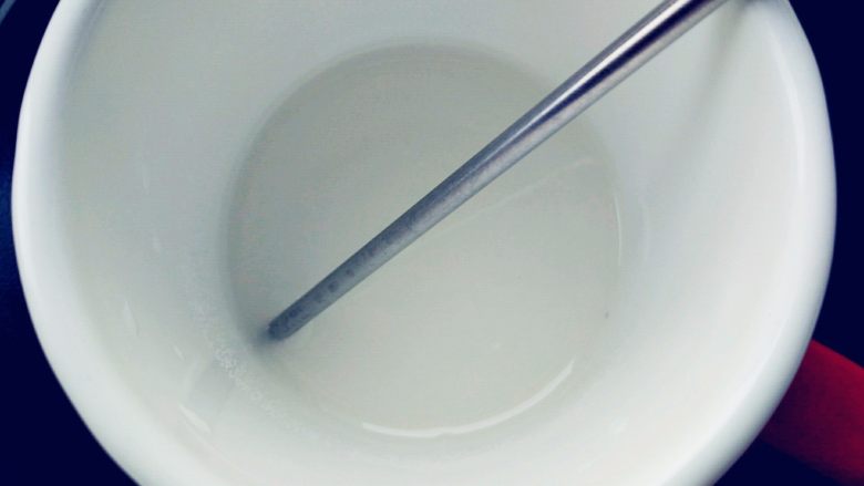 抹茶仙人掌马卡龙,细砂糖加水,倒入小口的搪瓷杯中,小火加热至118度离火,中途不要搅动。不粘杯壁能避免糖水反砂,用电陶炉加热比电磁炉均匀,操作时不要开吸油烟机