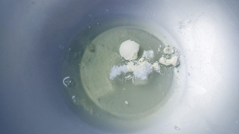 抹茶仙人掌马卡龙,加热糖水的同时,将蛋清加蛋白粉,细砂糖混合。如果没有蛋白粉,可以将蛋清用保鲜膜盖住,入冰箱冷藏一晚,变成老化蛋白后使用。但是用蛋白粉更加方便
