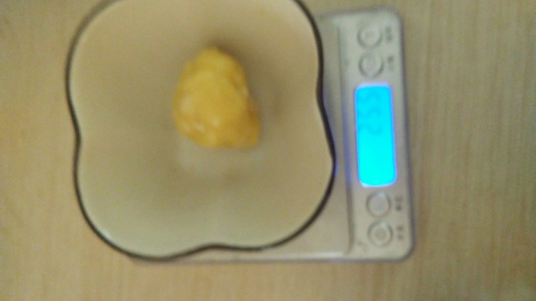 花生酥,分成小球,每个大约20-25克