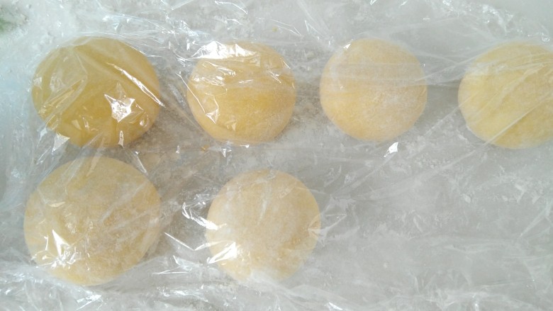 花样馒头,揉好后,盖上保鲜膜,以防表层被风干。