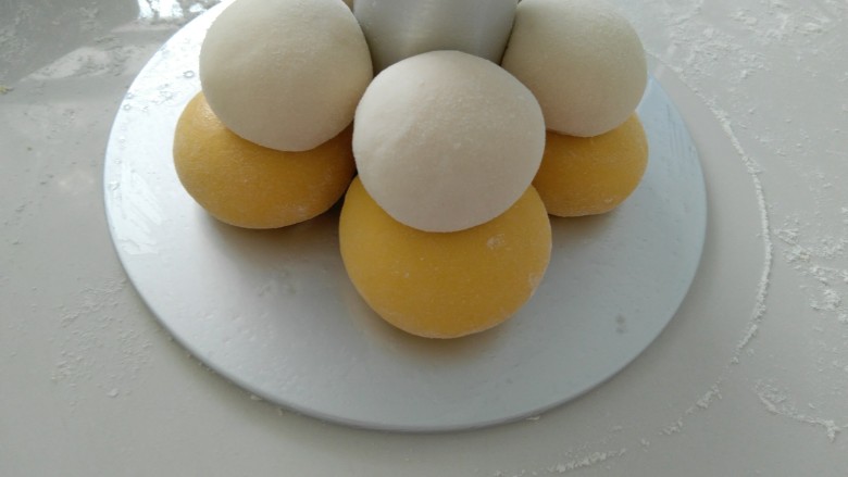 花样馒头,如图,模具上提前抹入适量食用油,黄面团在下,白面团在上。