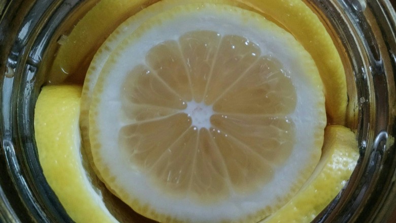 柠檬蜜,接着倒入第二层蜂蜜,加入剩下的柠檬片