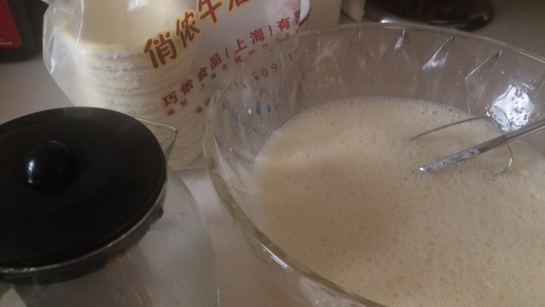 不用淡奶油的蛋挞,现在准备蛋挞皮,要把蛋挞液过筛一边哦