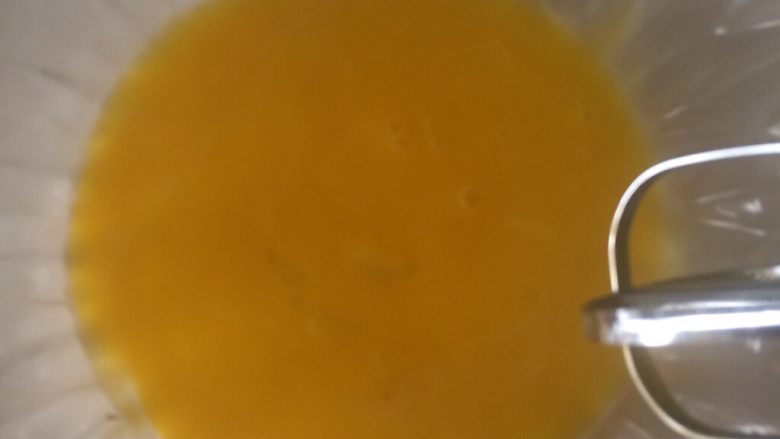 不用淡奶油的蛋挞,将鸡蛋打散