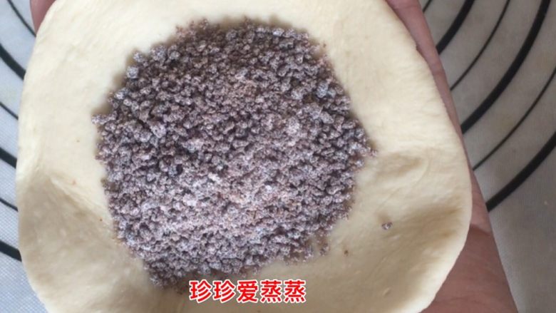 红糖锅盔,取一个小剂子,擀成中间厚四周稍微薄点的圆片,放入红糖馅料