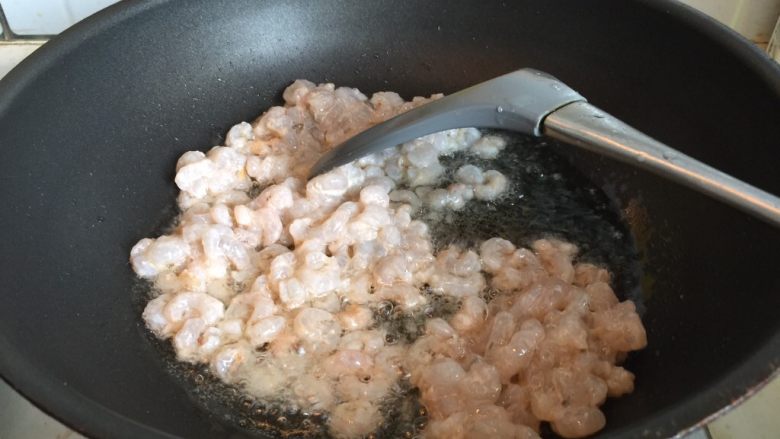 三虾拌面,另起油锅,放入虾仁炒匀