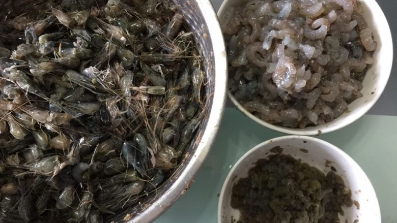 三虾拌面,把籽虾的虾籽取下,量大的一般用流水里冲刷,用筛子过滤,我是直接用手指取下,然后再把虾仁剥出,把虾头留下