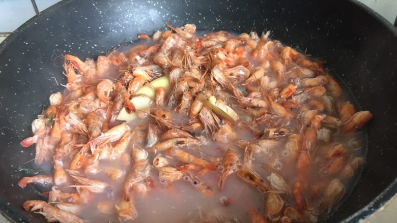 三虾拌面,变色后即可捞出,用清水冲凉