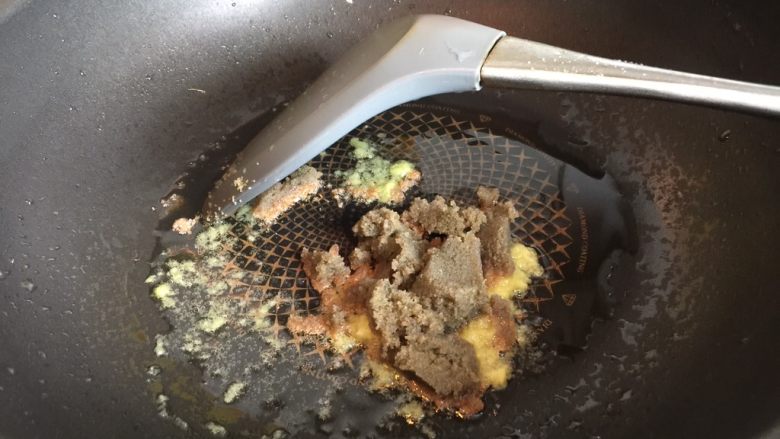 三虾拌面,制作虾籽酱油:锅中留底油,先放入姜末爆香再加入一半的虾籽炒至变色