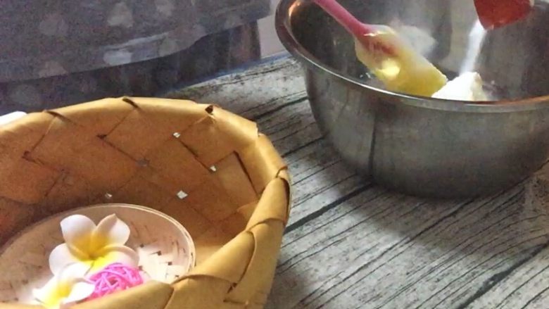 双色格子/棋盘饼干,准备做香草面团: 黄油倒入不锈钢打蛋盆中,倒入糖粉,搅打均匀。用蛋抽比较好用。