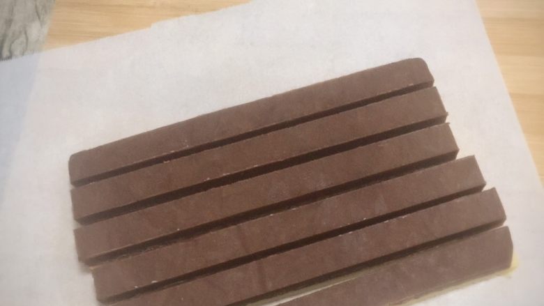 双色格子/棋盘饼干,面片用尺子测出一厘米宽,我用的是做牛轧糖的长方形木棍,就是一厘米的宽度,切成一厘米宽的条