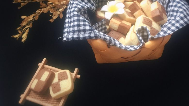 双色格子/棋盘饼干,希望大家珍惜和父母在一起的时光,因为十年二十年一晃就过去了。我们陪伴他们的时间太少了