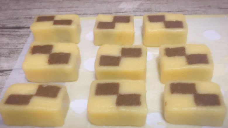 双色格子/棋盘饼干,冻好后的格子条切成一厘米厚的面片,烤箱预热160度,十分钟左右