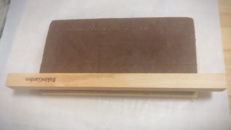 双色格子/棋盘饼干,切掉四周不整齐的面片,切成规整的长方形。