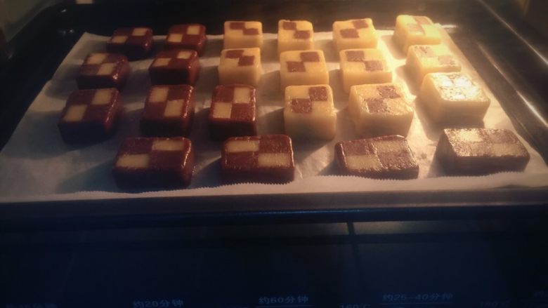 双色格子/棋盘饼干,把烤盘放进烤箱,160度15分钟。