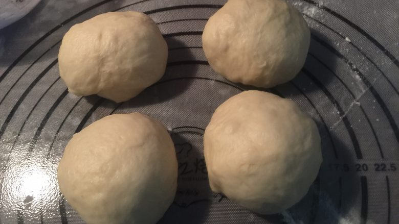 麦穗面包,取出排气,分成四份,每份105g左右,滚圆醒发15分钟