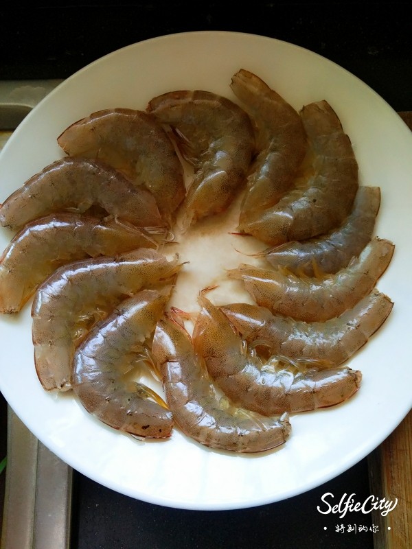 洋葱炒鲜虾,虾去头去尾,沿虾背将中间剪开去除虾线,洗净沥干水分