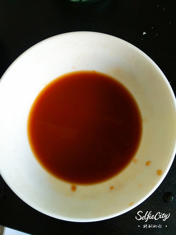 洋葱炒鲜虾,用番茄酱,料酒,醋,味极鲜,耗油,生粉调汁备用
