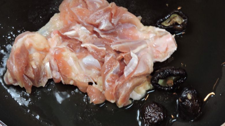 姜片香菇鸡拌面,鸡肉皮面朝下,放入香菇,盖上锅盖
闷煎,5~6分钟。