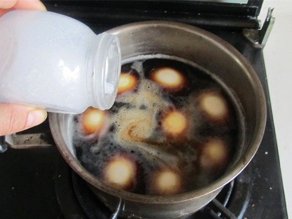 卤鸡蛋,再加入适量的盐;
