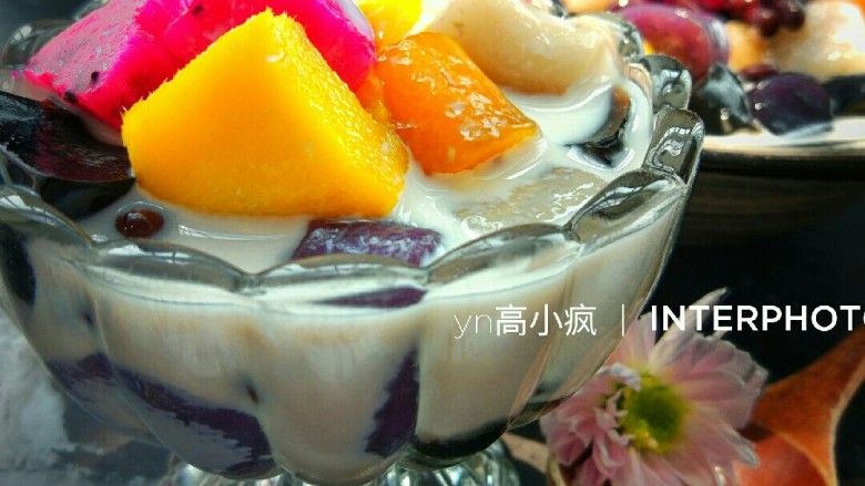 手工芋圆,芋圆过一遍冷水,加入牛奶或者椰汁,加入蜜豆、喜欢的水果、烧仙草调味。