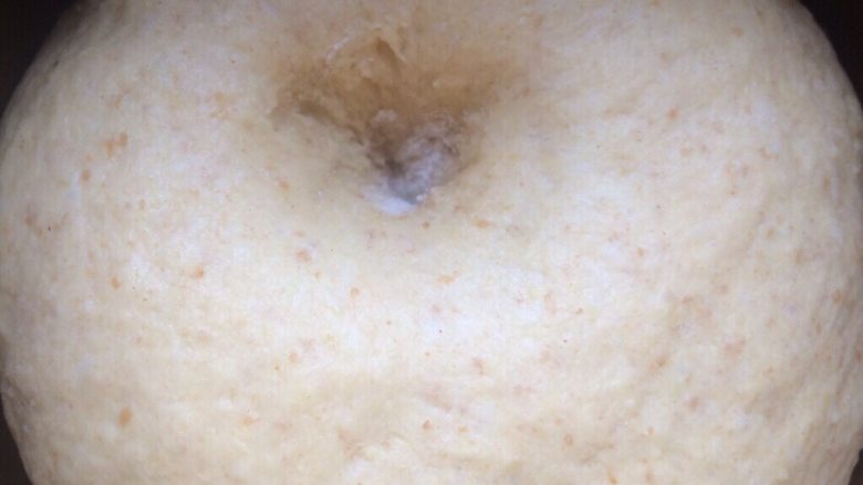 玉米麻薯软欧包,面团发酵完毕,看面团有没有一发到位,用手按压一个孔,面团不回缩表示发酵完毕。