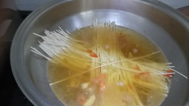 西葫芦肉丝面,锅里放热水,放入面条,盖上锅盖大火煮1分钟