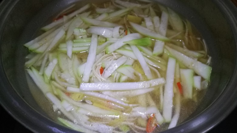 西葫芦肉丝面,放入西葫芦,盖上锅盖,大火煮到锅的边缘出水蒸汽