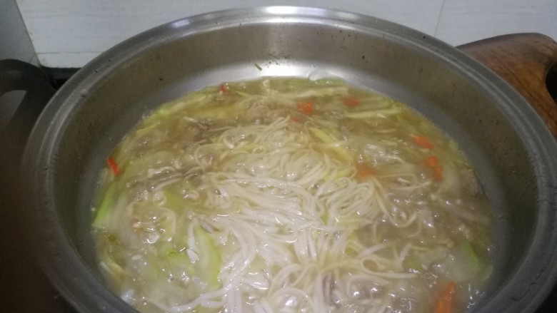 西葫芦肉丝面,关火,准备装盆