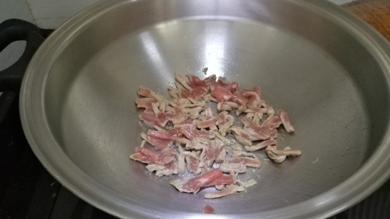 西葫芦肉丝面,锅里烧热油,炒瘦肉