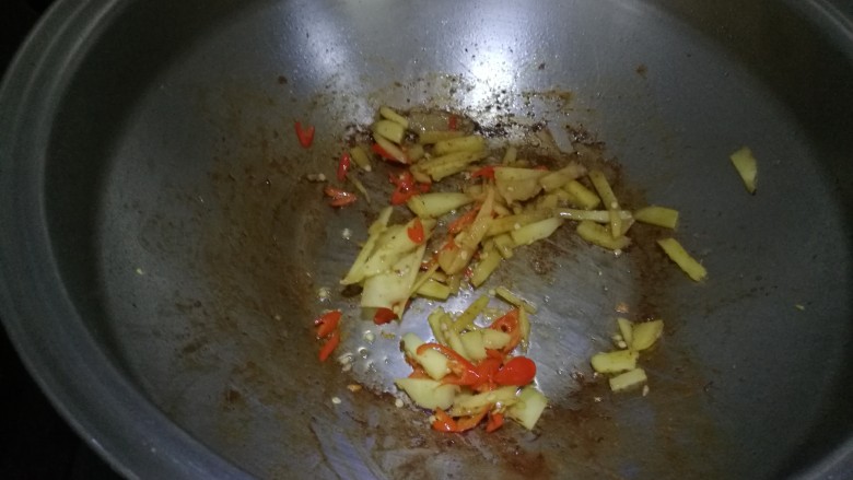 西葫芦肉丝面,锅内放油,炒生姜丝和红辣椒