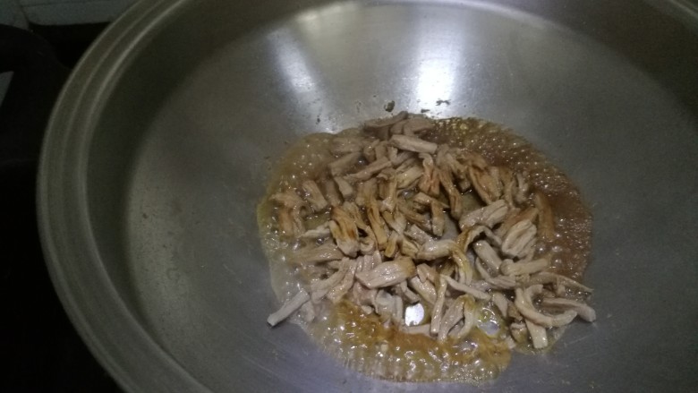 西葫芦肉丝面,放入生抽,翻炒半分钟