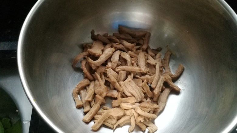 西葫芦肉丝面,肉丝装盆