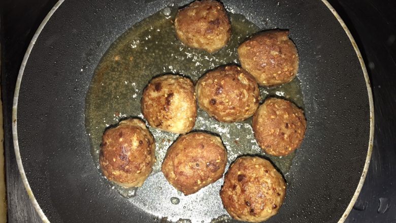茄汁肉丸子,反面把各面都煎成金黄色,把肉丸盛起