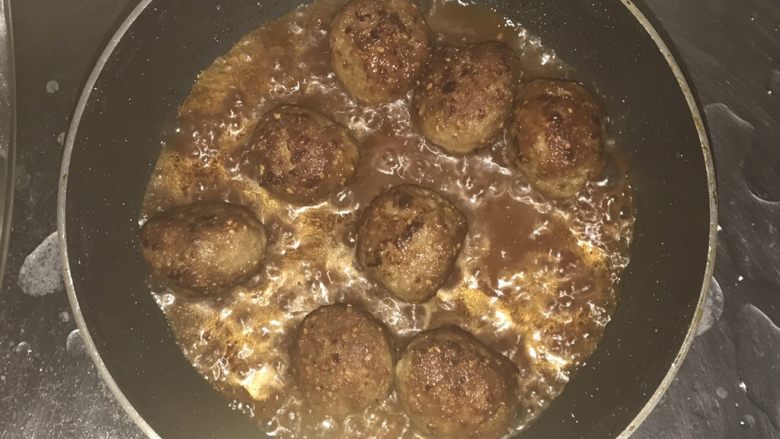 茄汁肉丸子,煮沸后将肉丸放入,盖盖煮至汁变稠