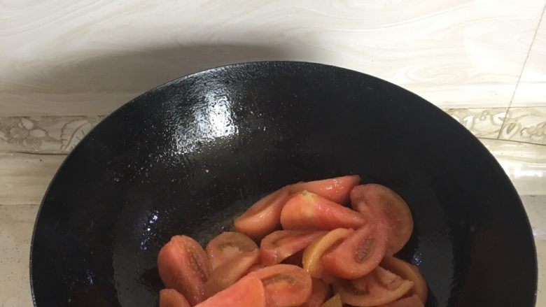 牛肉柿子汤,锅中放入少许油,油热了倒入锅中翻炒,炒软了