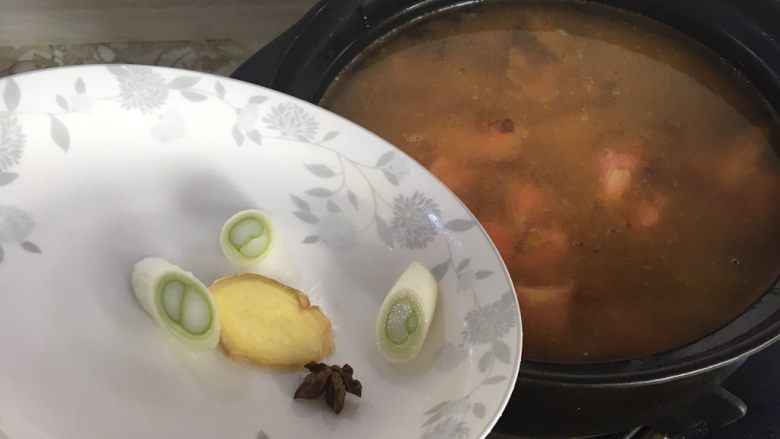 牛肉柿子汤,把牛肉倒入砂锅中,加适量的水和炒的柿子,放入葱姜花椒,十三香加一点点酱油
