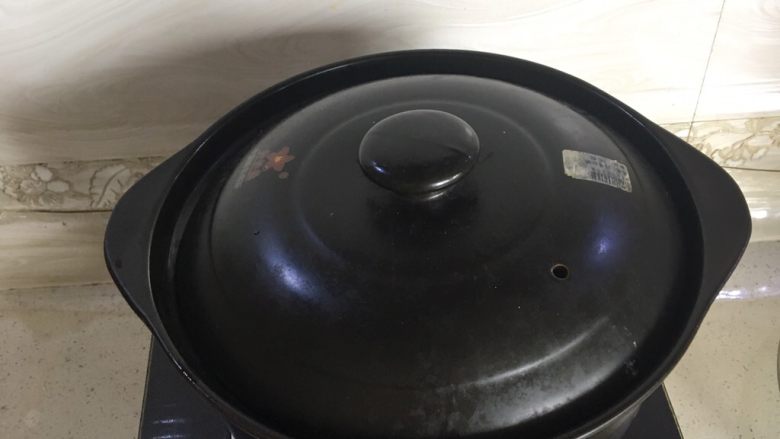 牛肉柿子汤,盖上锅盖大火烧开后转小火炖,我炖了一个半小时